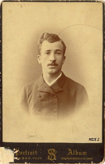 Κωνσταντινούπολη 1886, ο Ξανθιώτης Δημήτριος Πέτρου Κουντόγλου 24 ετών, φωτογραφίζεται στο στούντιο του Πασκάλ Σεμπάχ.