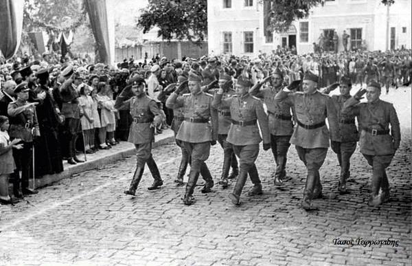 Αξιωματικοί-παρελαύνουν-στην-κεντρικη-πλατεια-της-Ξάνθης-το-1942