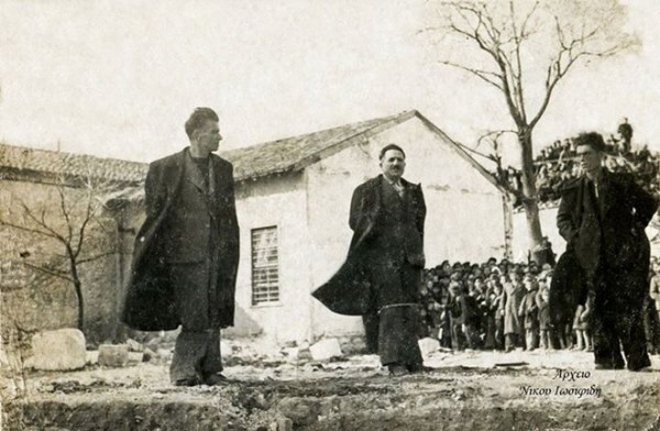 Η εκτέλεση των δύο δοσίλογων μετά την απελευθέρωση. Κοσμάς Φωτιάδης (Φώτεφ) και Κων.νος Δελιάκος (Δελιάκωφ)